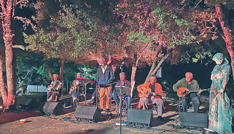 Παρέα από τις λίγες στ’ Ανώγεια. Ήταν εκεί ο πρώην Πρύτανης και ευρωβουλευτής Γιώργος Γραμματικάκης, που λίγο αργότερα μίλησε στον χώρο του Αγίου  Υακίνθου στις εκδηλώσεις που κλείνουν φέτος 25 χρόνια -μίλησε για τη νοσταλγία του φωτός.  Μαζί μας ο Μύρωνας Μιχαηλίδης, που έχει το γενικό πρόσταγμα του Πολιτιστικού Κέντρου Ηρακλείου, ο πρώην πρόεδρος του Παγκοσμίου Συμβουλίου Κρητών και πρώην αντιδήμαρχος Γιώργης Αεράκης, και βέβαια ο Μιχάλης Αεράκης, ο αγαπημένος παπάς του «Σασμού». Και δίπλα τους οι  «Χειμερινοί κολυμβητές» που έδωσαν κι αυτή μετά τη συναυλία τους.