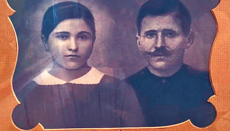 Ο Επαμεινώντας Λαμπρινός με τη σύζυγό του Στεφανία (Μαθιουδάκη). Ο Επαμεινώντας εκτελέστηκε στις 5 Σεπτεμβρίου 1943 στον Γουρνόλακκο. Δυο ανίψια του έπεσαν κι αυτά θύματα των εκτελέσεων στον Γουρνόλακκο. Ο Μιχάλης Μαθιουδάκης στις 3 Σεπτεμβρίου και ο Μανόλης Μαθιουδάκης στις 5 Σεπτεμβρίου. Η γυναίκα του, Στεφανία Μαθιουδάκη, έχασε εκτός από τον άντρα της Λαμπρινό και δυο της αδέλφια. Τον Πέτρο (στις 3 Σεπτεμβρίου) και τον Γιάννη (στις 5 Σεπτεμβρίου).