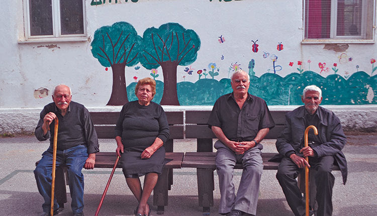 Τέσσερις κάτοικοι του χωριού Αβδελλά. Από δεξιά: Ο Μιχάλης Πρινάρης του Νικολάου. Οι Γερμανοί τον συνέλαβαν στις 2 Σεπτεμβρίου 1943 μαζί με τον φίλο του Ιωάννη Λαμπρινό την ώρα που άρμεγαν τα ζώα τους στην περιοχή Ζώμινθες. Τον Μιχάλη τον άφησαν ελεύθερο αλλά ο πατέρας του ήταν μεταξύ των θυμάτων της δεύτερης εκτέλεσης στις 5 Σεπτεμβρίου 1943. Η μητέρα του Μιχάλη ήταν η Αμαλία Μαθιουδάκη από τον Αβδελλά. Δίπλα του ο Γεώργιος Μιχελουδάκης ή Σμπίνος. Οι Γερμανοί εκτέλεσαν στον Γουρνόλακκο τον πατέρα του, Μιχελουδάκη Μανόλη, και τον αδελφό του πατέρα του, Μιχελουδάκη Χαράλαμπο, στις 5 Σεπτεμβρίου 1943. Τρίτη από δεξιά η Δήμητρα Καλλέργη– Λαμπρινού. Οι Γερμανοί στον Γουρνόλακκο εκτέλεσαν τον πατέρα της, Καλλέργη Ιωάννη, στις 5 Σεπτεμβρίου 1943 και τον αδερφό της μητέρας της Μιχελουδάκη Αντρέα του Αντωνίου, στις 3 Σεπτεμβρίου 1943. Ο άλλος αδερφός της μητέρας της, Μιχελουδάκης Ιωάννης του Αντωνίου, σκοτώθηκε στον Ελληνοϊταλικό πόλεμο 1940-1941. Πρώτος από αριστερά ο Γιάννης Μαθιουδάκης του Νικολάου. Οι Γερμανοί στον Γουρνόλακκο στις 5 Σεπτεμβρίου 1943 εκτέλεσαν δύο αδέρφια του πατέρα του. Τον Γιώργη και τον Γιάννη (Πανάγηδες). Ο Γιώργης Μαθιουδάκης ήταν νιόπαντρος με τη Μαρία, δεν είχαν προλάβει να αποκτήσουν παιδιά. Ο Γιάννης ήταν ανύπαντρος. Η Μαρία έμεινε χήρα στα νιάτα της, δεν ξαναπαντρεύτηκε, φόρεσε μαύρα ρούχα και δεν τα έβγαλε ποτέ ως τον θάνατό της. Η παραπάνω φωτογραφία λήφθηκε τη Δευτέρα, 5 Ιουνίου 2023 στον αύλειο χώρο του Δημοτικού Σχολείου Αβδελλά, ενός σχολείου που έχτισαν οι Αβδελλιανοί το 1941 και 1942, με πρωτοβουλία του δασκάλου του χωριού Νικολάου Δετοράκη, θύμα και ο ίδιος της εκτέλεσης στον Γουρνόλακκο στις 5 Σεπτεμβρίου 1943. 