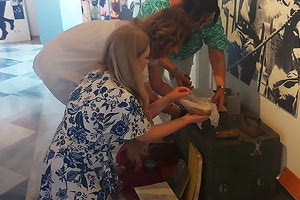 Τοποθετώντας το χώμα από την Κρήτη στο μαντήλι που είχε πάντα μαζί του ο Νίκος Καζαντζάκης