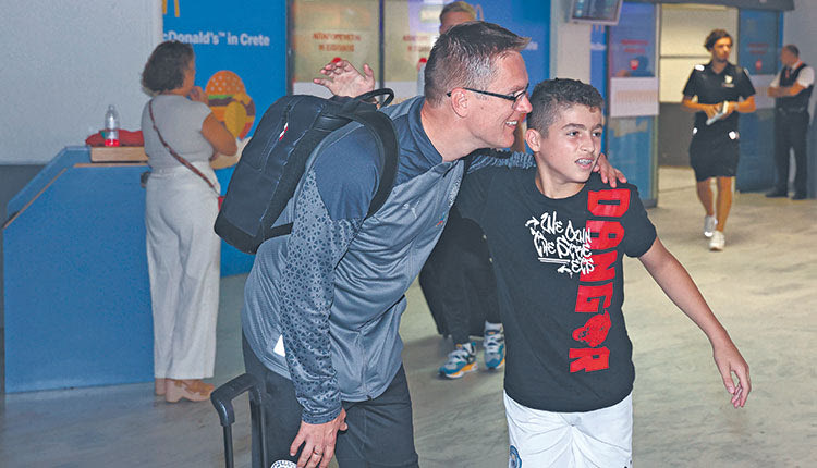  Ο Βάλντας Νταμπράουσκας μ’ ένα μικρό φίλο του ΟΦΗ στη χθεσινή άφιξη της ομάδας στο Ηράκλειο