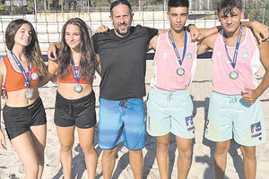 Οι Ζαφειροπούλου/Κασαπάκη και οι Δασκαλάκης/Λουλακάκης με τον προπονητή τους κ. Καπαρουνάκη