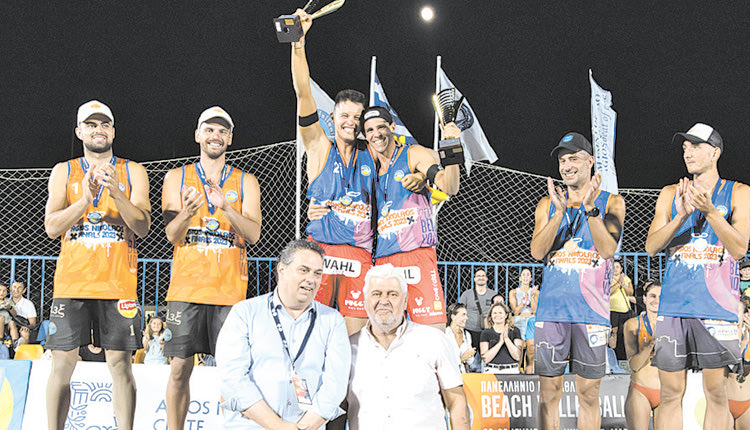 Ο κ. Πιτσούλης με τον κ. Καραμπέτσο στις απονομές των ανδρών στον Άγιο Νικόλαο