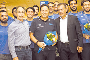 Ο κ. Βλάχος και οι παίκτες της Εθνικής με τους κ. Βρούτση και Μαυρωτά