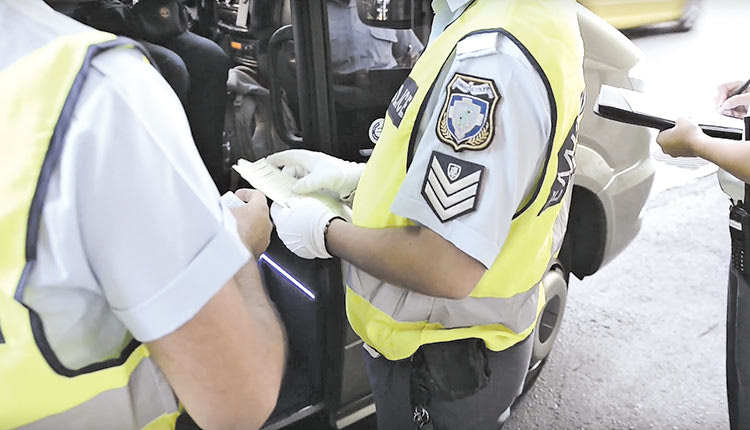 ΤΡΟΧΑΙΕΣ ΠΑΡΑΒΑΣΕΙΣ ΣΤΗΝ ΚΡΗΤΗ Τρέχουμε υπό την επήρεια αλκοόλ χωρίς κράνος και ζώνη ασφαλείας