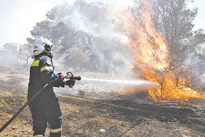Σε ύφεση οι περισσότερες πυρκαγιές στη χώρα