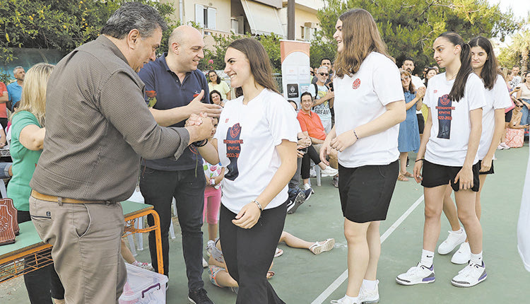 Οι κ. Πιτσούλης και Βαρδαβάς στις απονομές της εκδήλωσης του Ανδρογέα