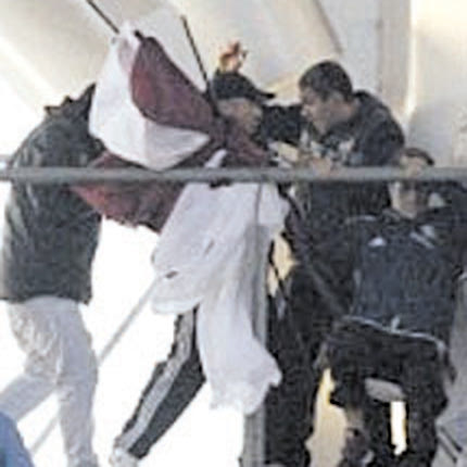 Ένας άνδρας έχασε την ζωή του προχθές έχοντας πυροβοληθεί στο πρόσωπο κατά τη διάρκεια συμπλοκής μεταξύ οπαδών που έγινε   κοντά στο στάδιο «La Fortaleza» της Λανούς