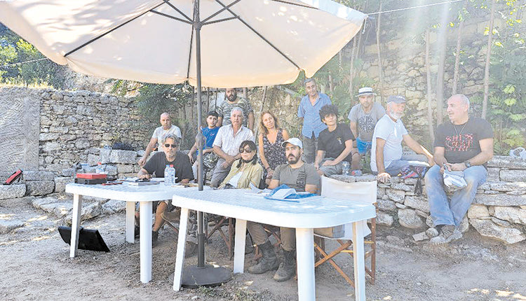 Η ανασκαφική ομάδα με επικεφαλής την Έφη Σαπουνά-Σακελλαράκη 