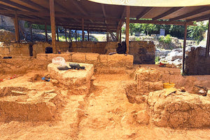 Η ανασκαφική ομάδα με επικεφαλής την Έφη Σαπουνά-Σακελλαράκη Η ανασκαφή εξελίσσεται σε μία έκταση 300 τ.μ.