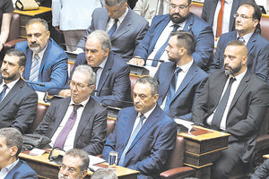 Προσπάθεια να πέσουν οι τόνοι στην Κοινοβουλευτική Ομάδα των «Σπαρτιατών», μετά την «ανταρσία» εννέα βουλευτών του κόμματος, έγινε κατά τη χθεσινή συνάντηση του προέδρου, Βασίλη Στίγκα, με τον γενικό γραμματέα της ΚΟ, Γιάννη Δημητροκάλη, και τον εκπρόσωπο Τύπου, Χάρη Κατσιβαρδά.