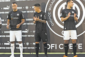 Οι Φελίπε, Νέιρα, Λαμπρόπουλος με την νέα φανέλα του ΟΦΗ.