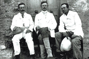 ΦΩΤΟΗΜΕΡΑΣ:1903. Οι πρώτοι ανασκαφείς στο Παλαίκαστρο. Dawkins, Bosanquet και Sir John Linton Myres φωτογραφημένοι στον Αγκάθια.