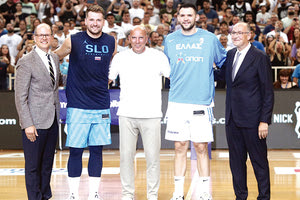 Ο Γκάλης με τους Παπανικολάου, Ντόντσιτς και τους παράγοντες της FIBA και της ΕΟΚ