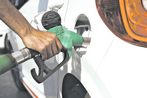 Οριακά ή ακόμα και πάνω από τα 2 ευρώ η τιμή της απλής αμόλυβδης βενζίνης