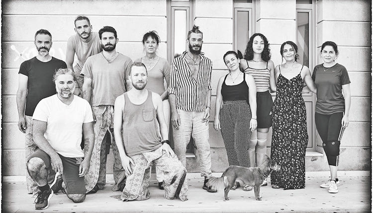 Ο ΗΘΟΠΟΙΟΣ ΚΑΙ ΣΚΗΝΟΘΕΤΗΣ ΑΝΤΩΝΗΣ ΝΤΟΥΡΑΚΗΣ ΜΙΛΑ ΣΤΗΝ «Π» 
ΓΙΑ ΤΗΝ ΠΑΡΑΣΤΑΣΗ ΠΟΥ ΑΝΕΒΑΖΕΙ ΜΕ ΤΗΝ ΟΜΑΔΑ ΙΥΤΤΟΣ
«Ο Προμηθέας με γοητεύει γιατί είναι 
ο αίρων τις αμαρτίες του κόσμου»