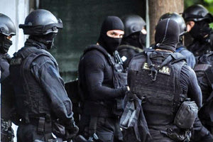 58χρονος τραυματίστηκε στο στήθος ενώ καθόταν σε καφενείο ένα χιλιόμετρο μακριά 