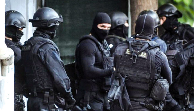 58χρονος τραυματίστηκε στο στήθος ενώ καθόταν σε καφενείο ένα χιλιόμετρο μακριά 
