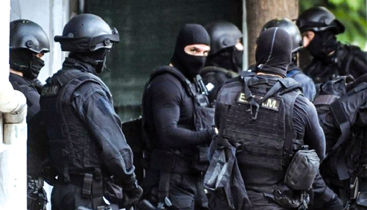58χρονος τραυματίστηκε στο στήθος ενώ καθόταν σε καφενείο ένα χιλιόμετρο μακριά