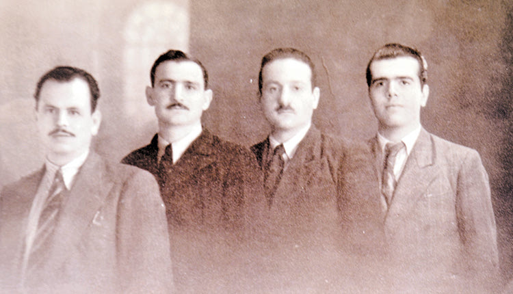 Κάιρο 1943. Πρώτος από δεξιά ο Γιάννης Ανδρουλάκης