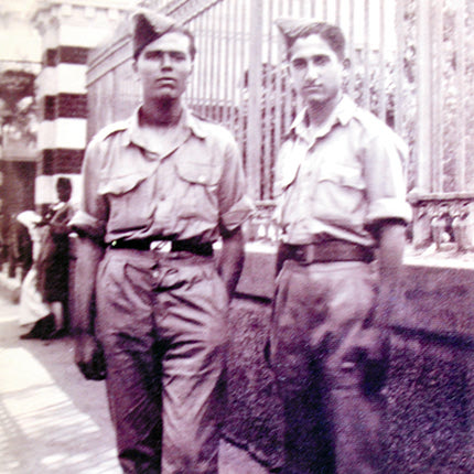 Αριστερά ο Γιάννης Ανδρουλάκης στο Κάιρο, μετά τα σαμποτάζ του Ιουλίου 1943 στον νομό Ηρακλείου (αεροδρόμιο Καστελλίου, αποθήκες καυσίμων Πεζών)