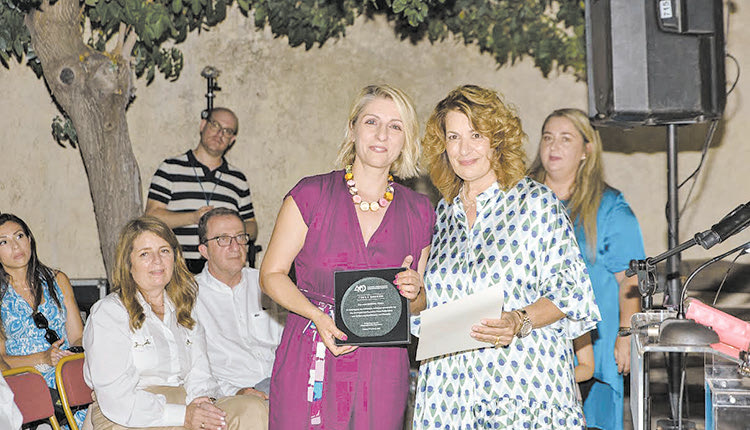 Η τέως διευθύντρια του μουσείου κ. Τσάκα (αριστερά) τιμήθηκε χθες