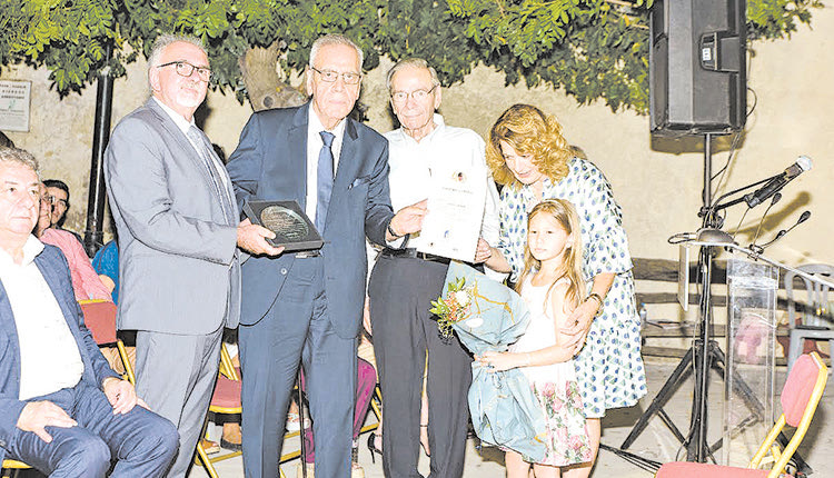 Ο πρόεδρος της ΔΕΦΝΚ κ. Γιώργος Στασινάκης τιμήθηκε για την προσφορά του. Στη φώτο με τους κ.κ. Ταρουδάκη και Ματζαπετάκη