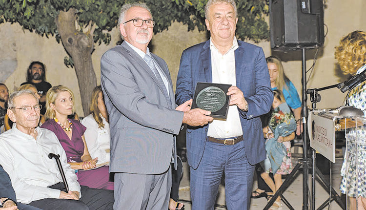 Από τη βράβευση του περιφερειάρχη