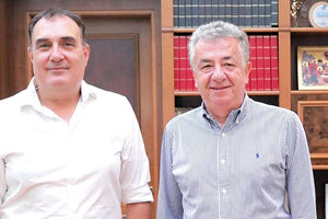 Σας είχα προϊδεάσει ότι πάει να ρίξει τη βόμβα ο Σταύρος Αρναουτάκης. Έτσι έκλεισε τον πρώην και τον νυν πρόεδρο του ΤΕΕ/ΤΑΚ στο ψηφοδέλτιό του. Ο Γιώργος Ταβερναράκης (που έχει και ένα παραπάνω λόγω της αείμνηστης Βιργινίας) και από την άλλη ο Πέτρος Ινιωτάκης.