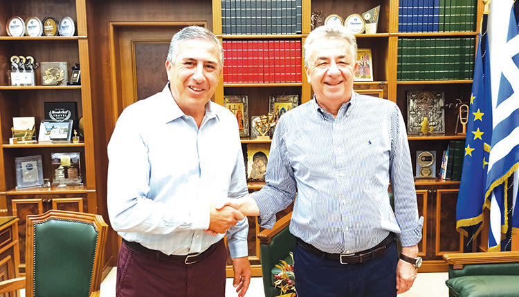 Σας είχα προϊδεάσει ότι πάει να ρίξει τη βόμβα ο Σταύρος Αρναουτάκης. Έτσι έκλεισε τον πρώην και τον νυν πρόεδρο του ΤΕΕ/ΤΑΚ στο ψηφοδέλτιό του. Ο Γιώργος Ταβερναράκης (που έχει και ένα παραπάνω λόγω της αείμνηστης Βιργινίας) και από την άλλη ο Πέτρος Ινιωτάκης.