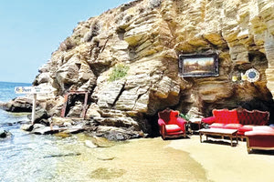 Και ναι! Αυτές είναι διακοπές στην  Ελλάδα. Ένα μικρό δείγμα από την παραλία Κουρούτα της Αμαλιάδας, στην Άνδρο και την Τήνο.