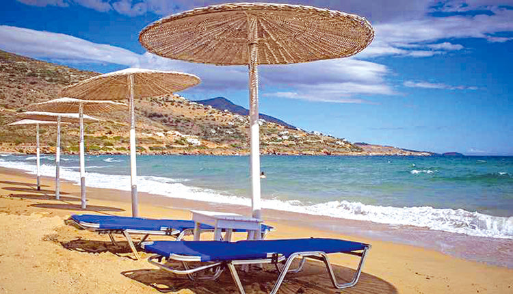 παραλια ομπρελες τουρισμος διακοπες ξαπλώστρα
