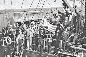 ΦΩΤΟΗΜΕΡΑΣ: Έλληνες μετανάστες αναχωρούν με το πλοίο από τη Νέα Υόρκη για να λάβουν μέρος στον Α΄ Βαλκανικό Πόλεμο (1912). Κρατούν την ελληνική σημαία με φωτογραφία του Ελευθερίου Βενιζέλου. Πηγη: Ίδρυμα Ελευθέριος Βενιζέλος