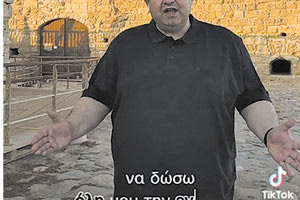 Το πρώτο βιντεάκι που δημοσιεύσε ο Μιχάλης Καραμαλάκης έχει στοιχεία… λέοντος. «Θέλω και θα παλέψω σαν λιοντάρι να γίνει το Ηράκλειο μια σύγχρονη πόλη για όλους τους κατοίκους» είπε και έδειξε το φρούριο του Κούλε και τον θυρεό του.