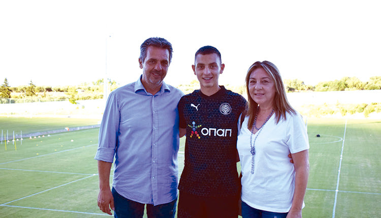 Ο Αποστολάκης με τους γονείς του