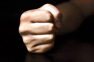 Σοκάρει η καταγγελία για τον ξυλοδαρμό