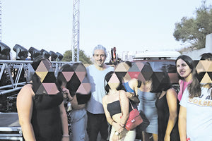 Χαρούμενα πρόσωπα στη συναυλία του Γιάννη Χαρούλη