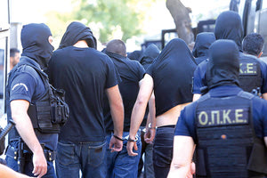 Αντιδράσεις από πλευράς των κομμάτων μετά την ανικανότητα της Αστυνομίας να ελέγξει την κατάσταση  με τους χούλιγκαν  από την Κροατία, που είχε ως αποτέλεσμα να χάσει τη ζωή του ένα άτομο και να τραυματιστούν τουλάχιστον οκτώ άλλοι.