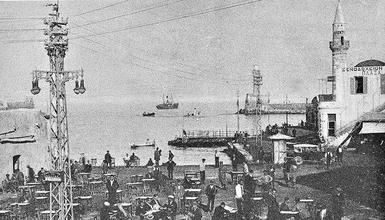 ΦΩΤΟΗΜΕΡΑΣ: Στα Χανιά στην παραλία το 1930.