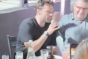 Ο Κυριάκος Μητσοτάκης και ο τραγουδιστής Κωνσταντίνος Αργυρός ήταν καλεσμένοι  στο πάρτι γενεθλίων στενού συνεργάτη και φίλου του πρωθυπουργού.