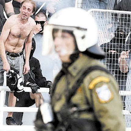 Από δω και πέρα πάντως η Αθήνα θα μυρίζει μπαρούτι.