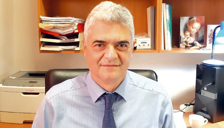 Ο διευθυντής της Παθολογικής Κλινικής του ΠΑΓΝΗ καθηγητής 
Διαμαντής Κοφτερίδης 
