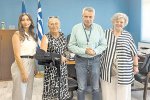 Ο διοικητής της 7ης ΥΠΕ κ. Νεκτάριος Παπαβασιλείου με την πρόεδρο του Συλλόγου Αλεξάνδρα Μπαντουβά - Ιζέλι, την αντιπρόεδρο Μόνικα Topitz- Pongruber και την αν. γενική γραμματέα Ροσβίτα Μπαντουβά