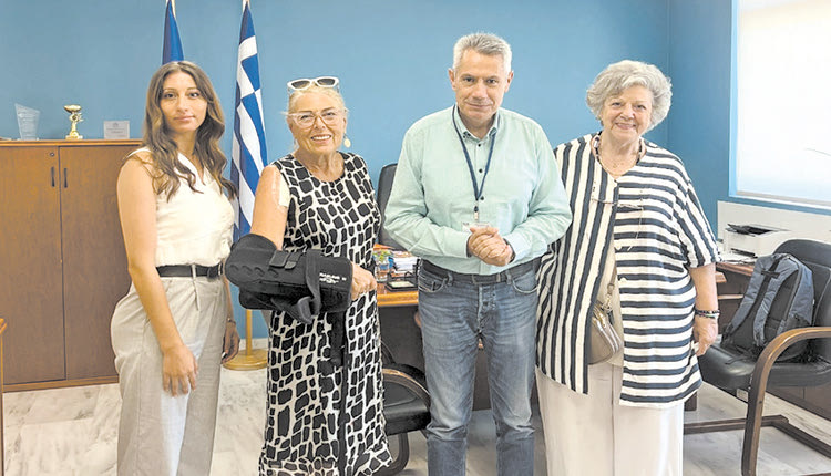Ο διοικητής της 7ης ΥΠΕ κ. Νεκτάριος Παπαβασιλείου με την πρόεδρο του Συλλόγου Αλεξάνδρα Μπαντουβά - Ιζέλι, την αντιπρόεδρο Μόνικα Topitz- Pongruber και την αν. γενική γραμματέα Ροσβίτα Μπαντουβά