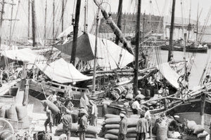 ΦΩΤΟΗΜΕΡΑΣ: Στο λιμάνι του Ηρακλείου την περίοδο 1936-1937 από τη συλλογή της Doreen Canaday Spitzer.