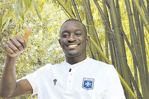 Ο Ντιουσέ με τη φανέλα της Οσέρ