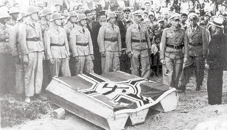 Η φωτογραφία του εξωφύλλου του βιβλίου. Νεκροταφείο Καστελλίου, 2 Σεπτεμβρίου 1942. Τρεις Βρετανοί αεροπόροι κηδεύονται μετά την πτώση του αεροπλάνου τους στη θέση «Κεφάλα-Ατσιπαράς». Πρώτος δεξιά ο Πρόεδρος της Κοινότητας Καστελλίου Καργιαντουλάκης Μιχάλης. Τρίτος από δεξιά ο Διοικητής του αεροδρομίου Καστελλίου Ταγματάρχης Τροστ.(πηγή : Ρομπέρτο Λέμπολντ)