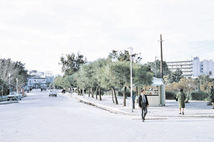 ΦΩΤΟΗΜΕΡΑΣ: Στον δρόμο προς την πλατεία Ελευθερίας τη δεκαετία του ‘70. Φαίνεται στο βάθος το κινηματοθέατρο “Ντορέ”.