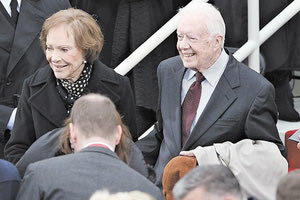 Λίγο πριν από το τέλος της ζωής τους είναι ο πρώην πρόεδρος των ΗΠΑ Τζίμι Κάρτερ και η σύζυγός του Ρόζαλιν, καθώς και οι δύο πάσχουν από σοβαρά προβλήματα υγείας. Αυτό αποκάλυψε ο εγγονός τους, Τζος Κάρτερ, που είπε ότι το ηλικιωμένο ζευγάρι -98 ετών ο Κάρτερ και 96 ετών η σύζυγός του- «ακόμη κρατά ο ένας το χέρι του άλλου».