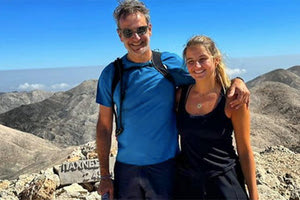 Ο κόσμος ζορίζεται, ο κόσμος καίγεται, αλλά ο πρόεδρος παίρνει τα βουνά! Την υψηλότερη κορυφή των Λευκών Ορέων κατέκτησε ο πρωθυπουργός, Κυριάκος Μητσοτάκης, μαζί με την κόρη του Δάφνη.